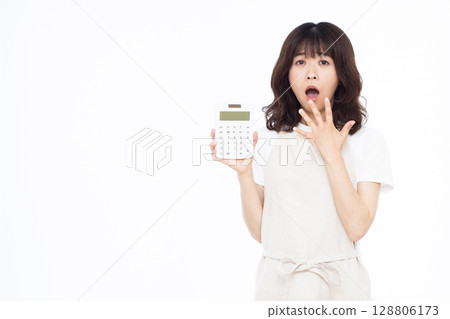 一位臉色蒼白、手裡拿著計算機的家庭主婦 128806173