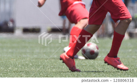 運球的足球運動員 128806318