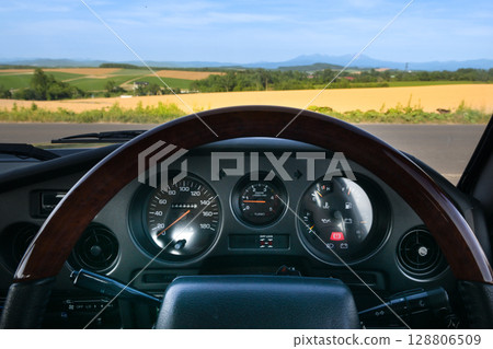 從汽車駕駛座看到的景色 從汽車駕駛座看到的景色 128806509