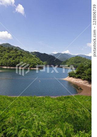從群馬縣水上町八木澤水庫眺望夏天的奧利根湖 從群馬縣水上町八木澤水庫眺望夏天的奧利根湖 128806739