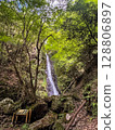Goko Falls, Wakayama Prefecture | A tranquil waterfall surrounded by fresh greenery 128806897