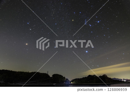 瀨戶內冬季星空：獵戶座和雙子座冉冉升起 128806939