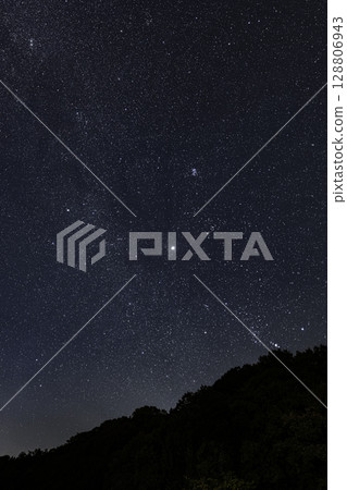 冬日星空：獵戶座和金牛座的升起 128806943