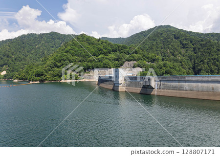 從奧利根湖展望台看到的八木澤水庫堤防 128807171