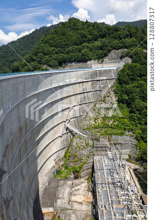 八木澤水壩:巨大的拱形堤壩 八木澤水壩:巨大的拱形堤壩 128807317