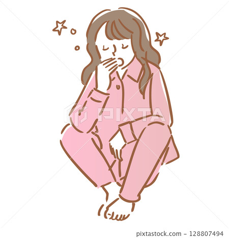 一位穿著睡衣的女士坐著打哈欠，覺得很睏 128807494