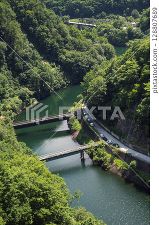 從群馬縣水上町八木澤水庫眺望下游 從群馬縣水上町八木澤水庫眺望下游 128807689