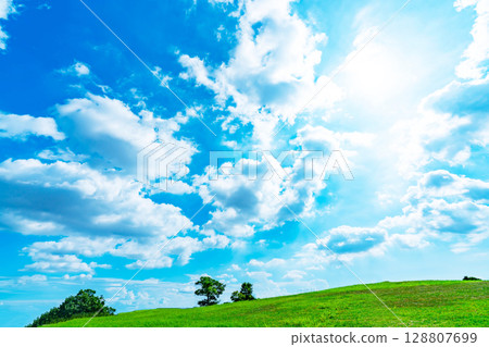 Blue sky, clouds, sun and grassland 128807699