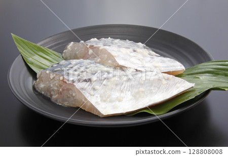 2 slices of salt-pickled sagoshi 2 slices of salt-pickled sagoshi 128808008