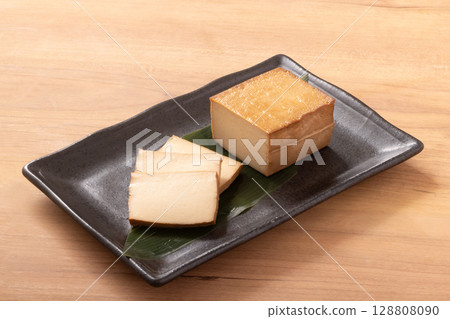 Smoked tofu (soybeans from Tono, cherry wood chips) Smoked tofu (soybeans from Tono, cherry wood chips) 128808090