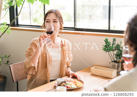 一個女人在午餐聚會上喝酒（媽媽朋友，朋友，喘口氣） 128808293