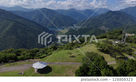 大野山頂和丹澤湖(鳥瞰圖) - 日本神奈川縣南足柄郡山北町 大野山頂和丹澤湖(鳥瞰圖) - 日本神奈川縣南足柄郡山北町 128808323