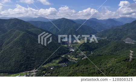 從大野山俯瞰丹澤湖(鳥瞰圖) - 日本神奈川縣南足柄郡山北町 從大野山俯瞰丹澤湖(鳥瞰圖) - 日本神奈川縣南足柄郡山北町 128808325