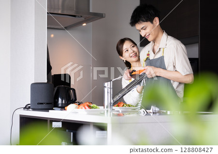 做烹調的年輕夫婦 128808427