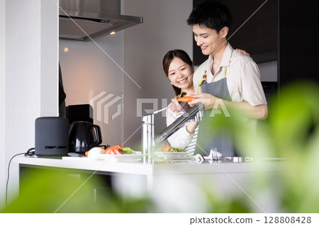 年輕夫婦做飯 128808428
