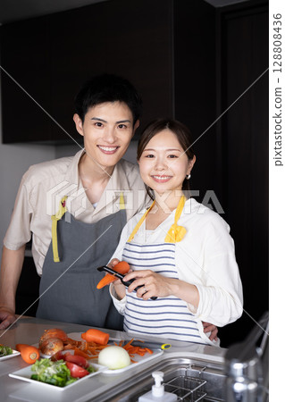 年輕夫婦做飯 128808436