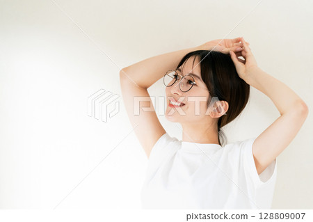 Portrait of a woman in a T-shirt Portrait of a woman in a T-shirt 128809007
