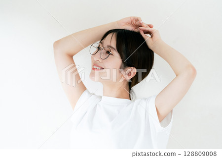 Portrait of a woman in a T-shirt 128809008