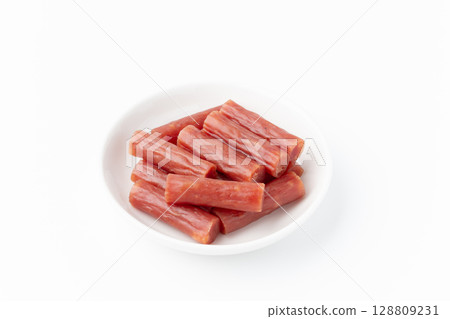 白色背景盤上的乾香腸（Kalpas） 128809231