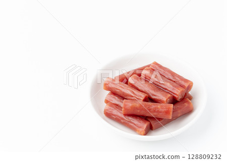 白色背景盤上的乾香腸（Kalpas） 128809232