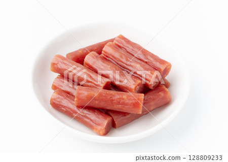 白色背景盤上的乾香腸（Kalpas） 128809233