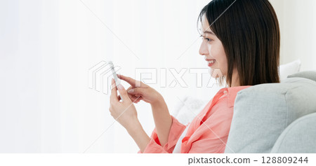 看智能手機的少婦 128809244