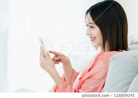 看智能手機的少婦 128809245