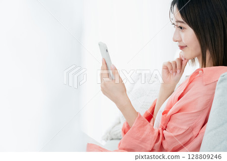 看智能手機的少婦 128809246