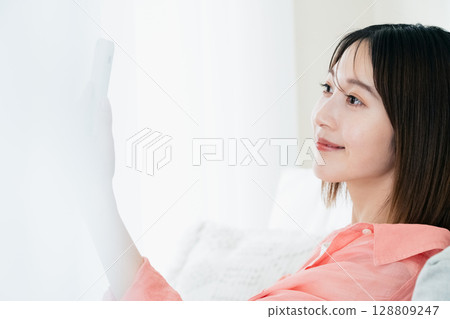 看智能手機的少婦 128809247