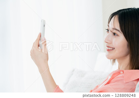 看智能手機的少婦 128809248