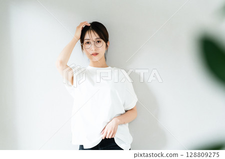 Young lady's portrait Young lady's portrait 128809275