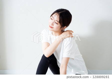 Young lady's portrait 128809281