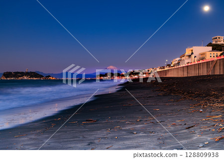 Shonan Sea: Full moon night view of Shichirigahama Beach 128809938