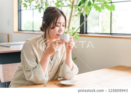 年輕的亞洲女性在咖啡館、餐廳喝咖啡 128809943