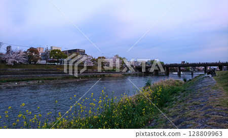 在黃昏的京都鴨川風景 128809963