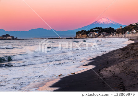 Shonan Sea: Shichirigahama Beach at dusk 128809979