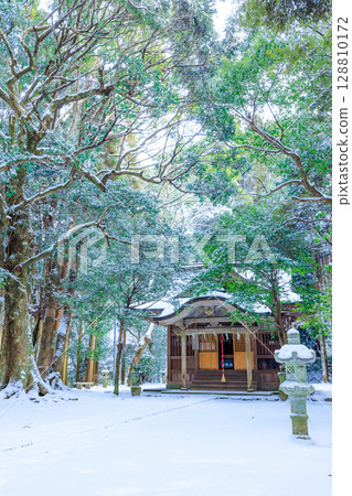 Snow-covered Suiyu Shrine in Asakura City, Fukuoka Prefecture Snow-covered Suiyu Shrine in Asakura City, Fukuoka Prefecture 128810172