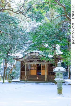 Snow-covered Suiyu Shrine in Asakura City, Fukuoka Prefecture Snow-covered Suiyu Shrine in Asakura City, Fukuoka Prefecture 128810173