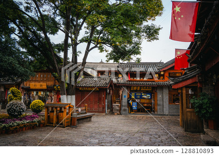 Traditional Chinese building with patriotic signs in Lijiang Old Town 128810893