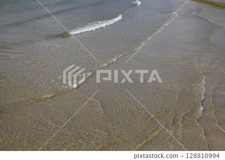 在海灘上的波浪 在海灘上的波浪 128810994