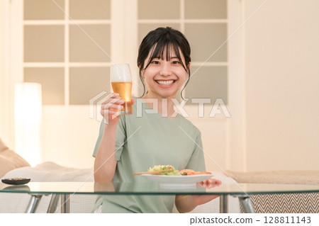 年輕的亞洲女性在家中臥室喝酒（啤酒、在家喝酒、飲酒習慣） 128811143