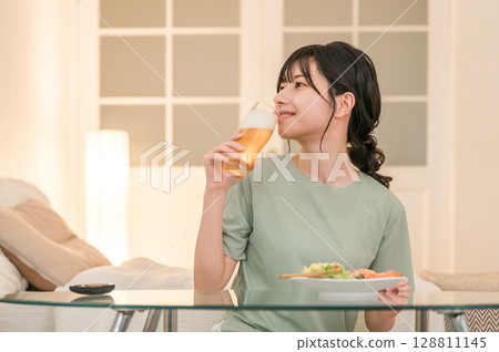 年輕的亞洲女性在家中臥室喝酒（啤酒、在家喝酒、飲酒習慣） 128811145
