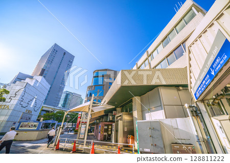 日本橫濱城市景觀,俯瞰橫濱車站東南出口 日本橫濱城市景觀,俯瞰橫濱車站東南出口 128811222