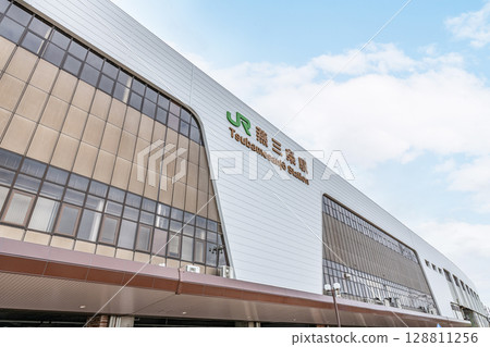 新潟縣三條市，晴天的JR燕三條站 128811256
