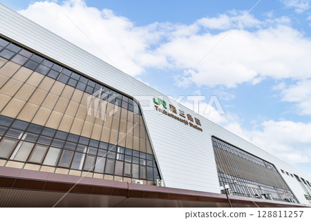 新潟縣三條市，晴天的JR燕三條站 128811257