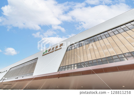 新潟縣三條市，晴天的JR燕三條站 128811258