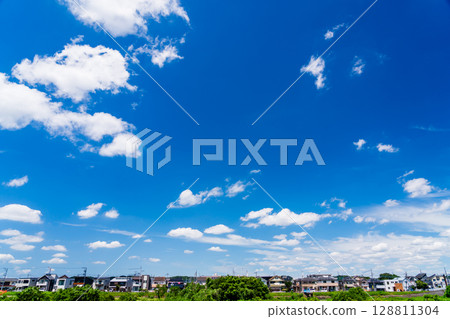 夏天藍天和住宅區 夏天藍天和住宅區 128811304