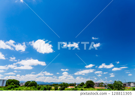 夏天藍天和住宅區 128811305