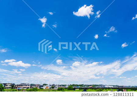 夏天藍天和住宅區 128811311