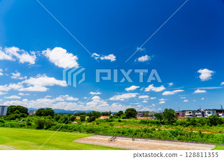 夏天藍天和住宅區 夏天藍天和住宅區 128811355